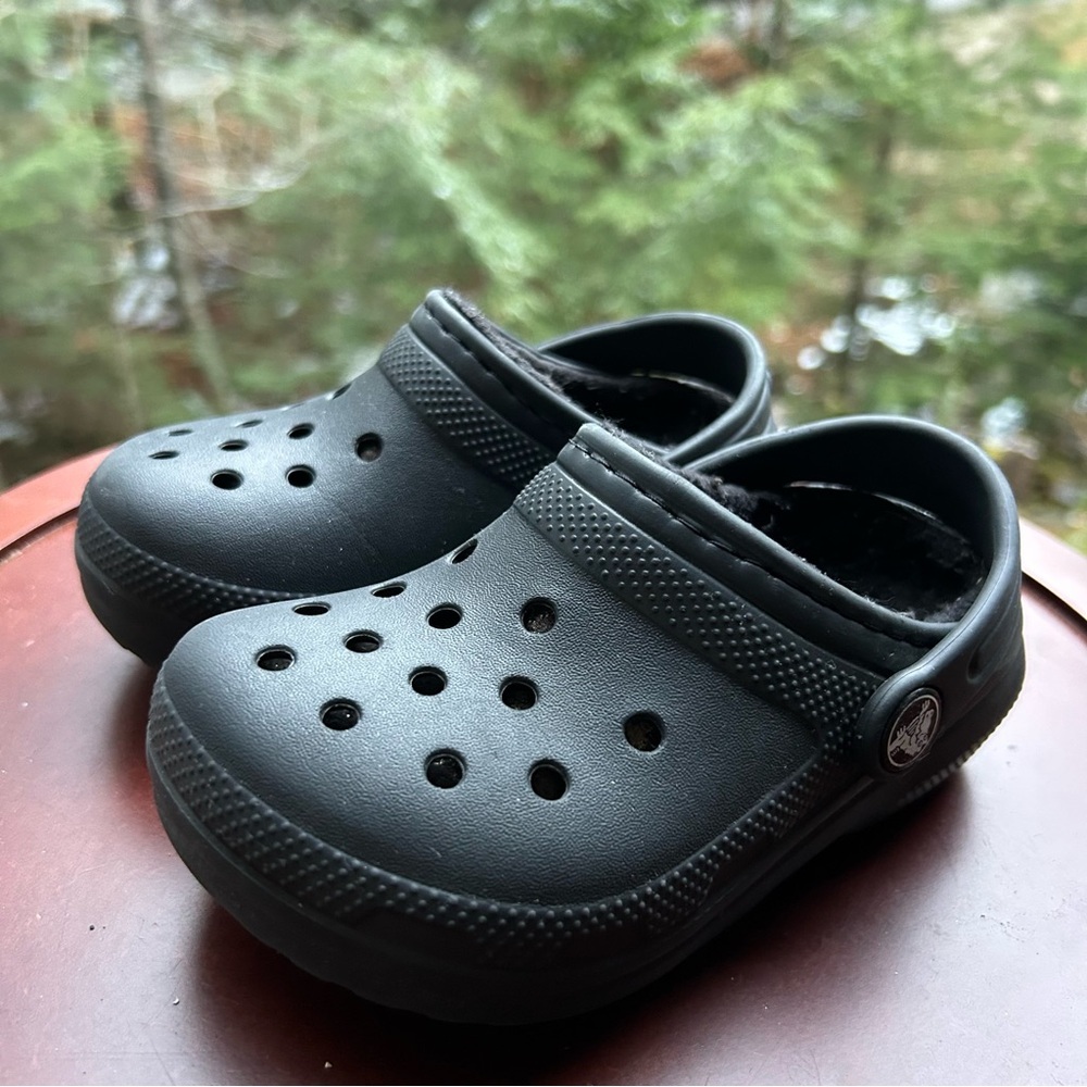 Black Lined Crocs | Toddler Size 8 | Fleece Lined Slip-On Clogs